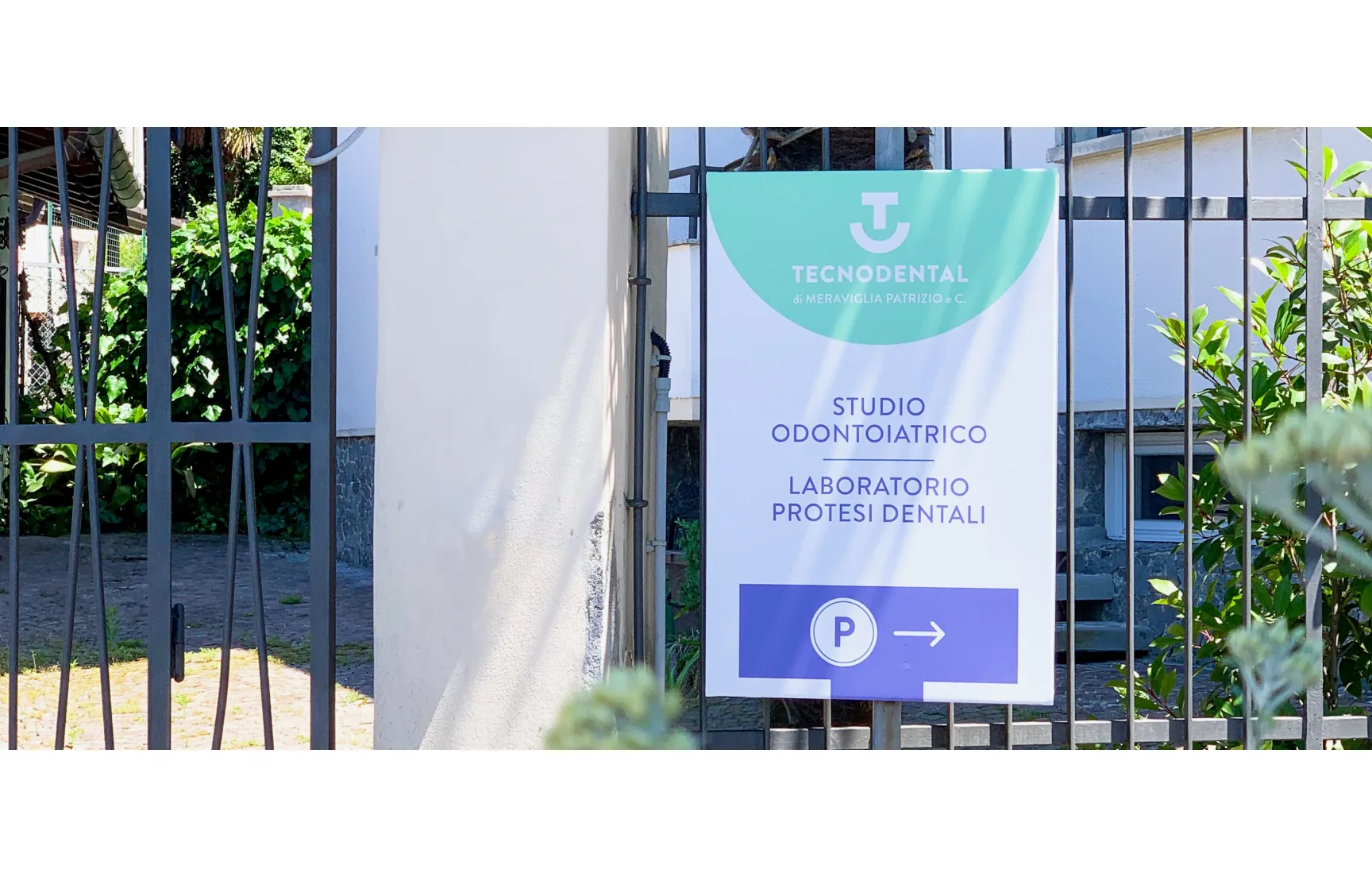 Applicazione del brand per Tecnodental: rebranding per studio dentistico con tono affidabile e contemporaneo
